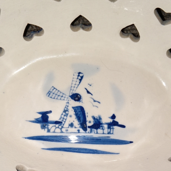 Holland Windmill Dec Ceramic Hand Painted Open Hearts Around The Trinkit Dish - Picture 2 of 8